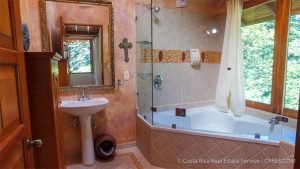 Rainforest Retreat in Escaleras Area of Dominical Near a Waterfall