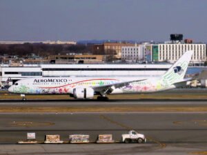 An Aeromexico Boeing 787 painted in Quetzalcōātl livery.