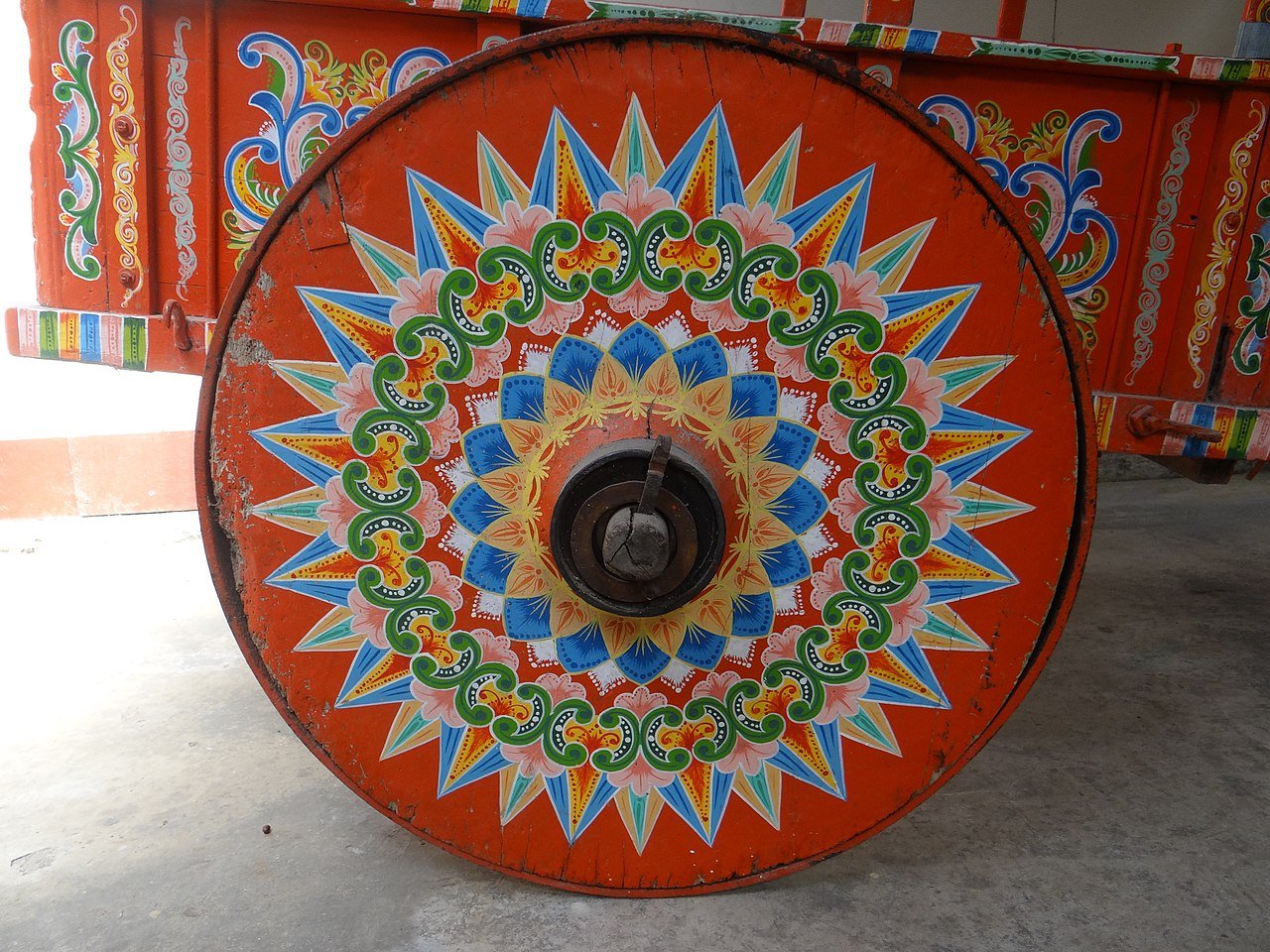 In accordance with tradition, the orange color dominates the livery of the Oxcart. c/o wikicommons.