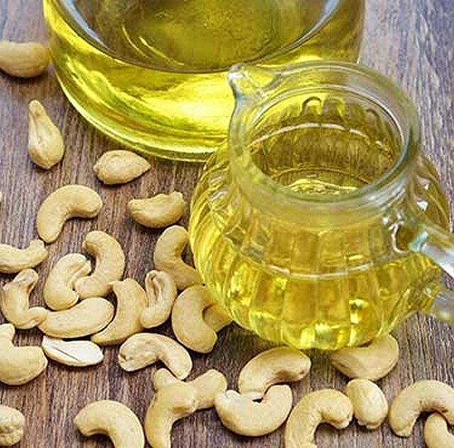 Cashew oil, perfect for use as cooking oil or as salad dressing. c/o Philipp Legki, wikicommons.