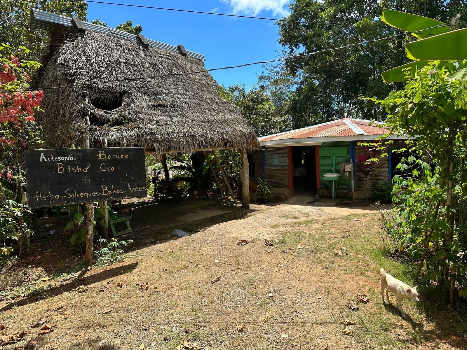 An artesian market in Boruca where masks, carvings, and hand-woven textiles are sold. In other locations you can also buy local coffee beans, various locally grown foods, drums, and other crafted items. 