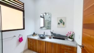 14. FULL BATH SHAR 5