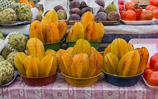 Beautiful ripe starfruit offered for sale at a market. c/o Wilfredor, wikicommons.