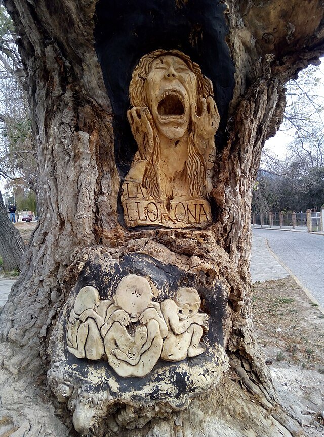 A carving of La llorana weeping for her lost child. c/o Gabriel Perez Salazar, wikicommons.