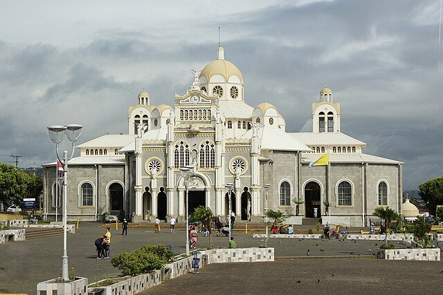 The Basilica stands on the site where La Negrita kept re-appearing. c/o Bernard Gagnon, wikicommons.