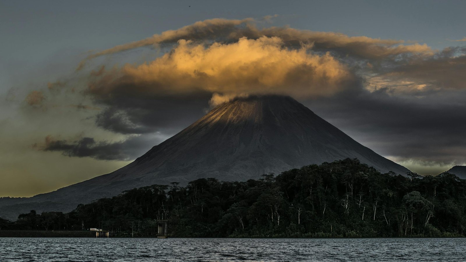 Lake Arenal and the spectacular Arenal Volcano.
