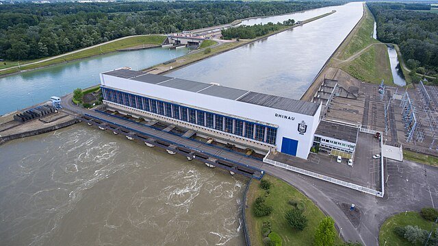 An example of a run-of-the-river power plant, where a reservoir is not needed and thus many of the hydro power drawbacks are totally avoided. c/o Thomas Berwing, wikicommons.