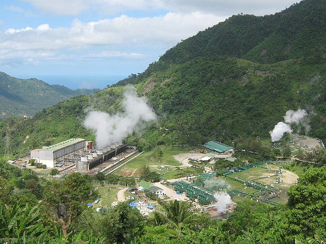 There is something captivating and alluring about seeing geothermal powerplants - maybe because they are tapping into the primordial heat of our planet. c/o Mike Gonzalez, wikicommons.