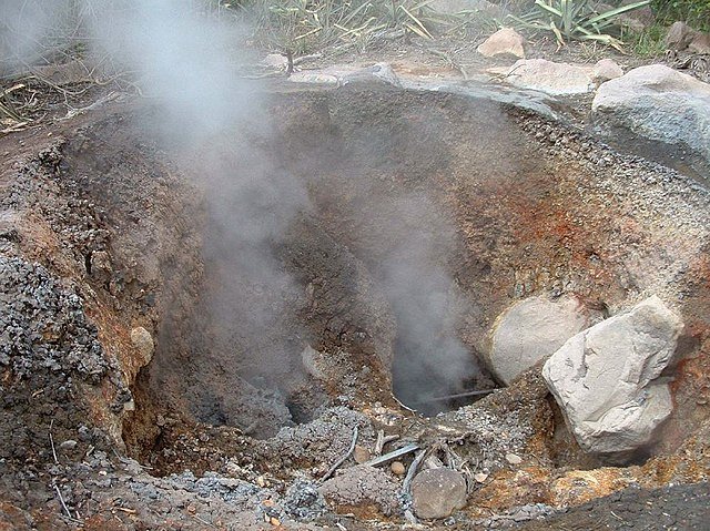 Costa Rica's Rincón de la Vieja volcano releasing steam and gasses via a fumarole. These gases are potentially toxic and the mix can be similar to the gases that may escape via nearby geothermal power plants. c/o Tim Ross, wikicommons.