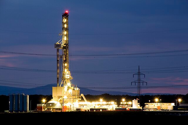 Exploratory geothermal drilling, or the drilling of geothermal plant wells, can become very expensive. c/o Ben Benzin, wikicommons.