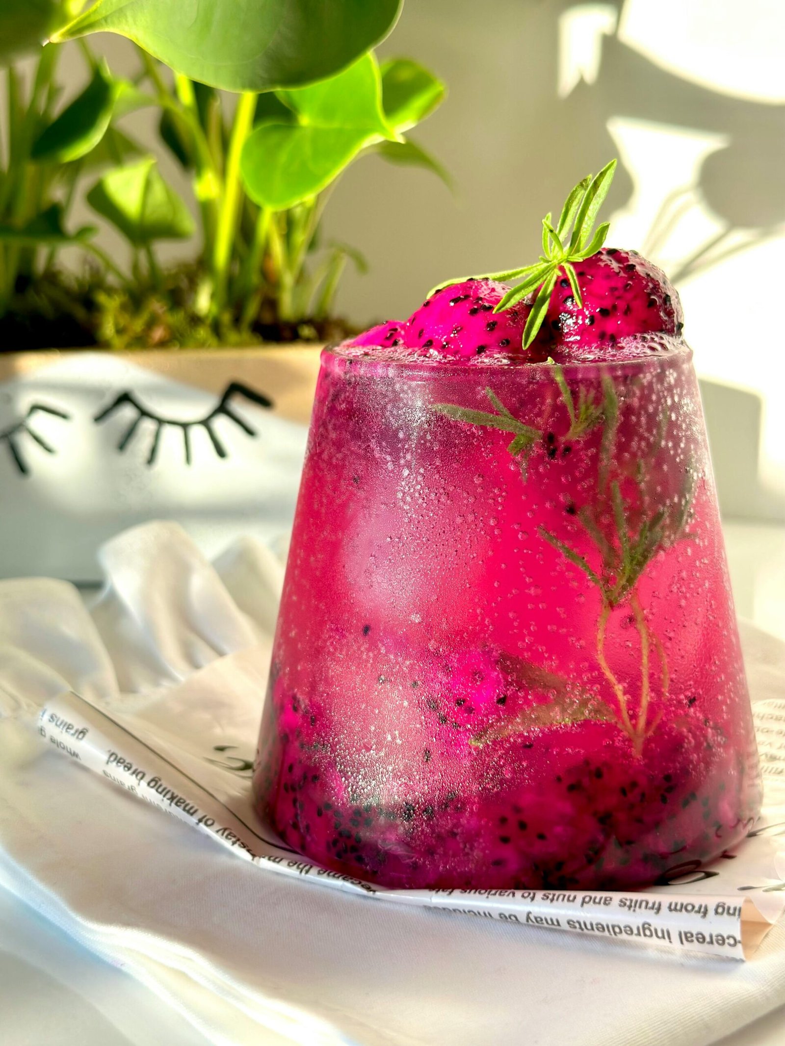 A refreshing Dragon Fruit lemonade drink. c/o esma kir.