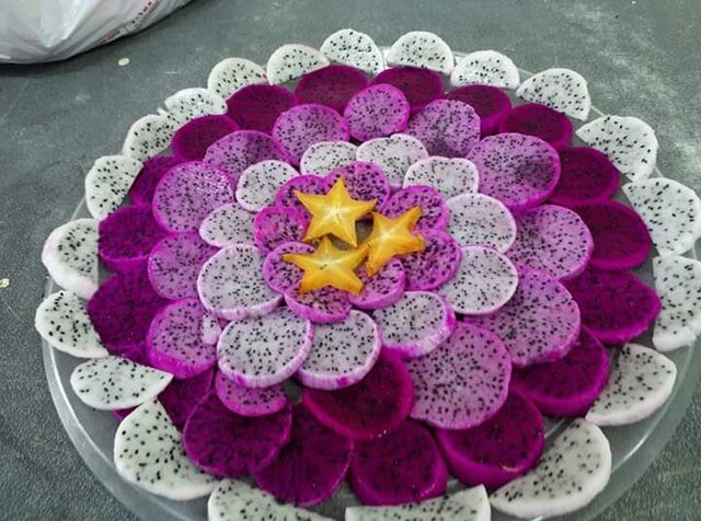Dragon Fruit salad garnished with a star fruit. c/o PMATAS, wikicommons.