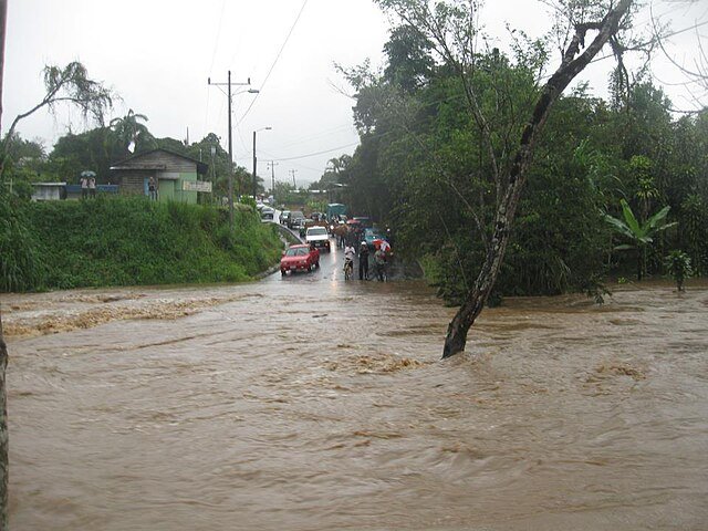 Costa Rican drivers, including most of us who live in the local area, have made this choice many times: DO I DRIVE THROUGH OR IS THE WATER TOO DEEP? This is a CRITICAL decision - and one we will continue to make. c/o MadriCR, wikicommons. 