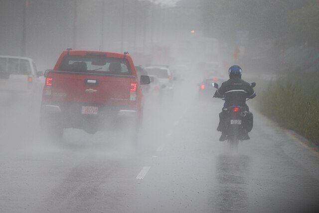 Visibility on Costa Rican rods during tropical downpours can deteriorate dramatically. c/o LuchoCR, wikicommons. 