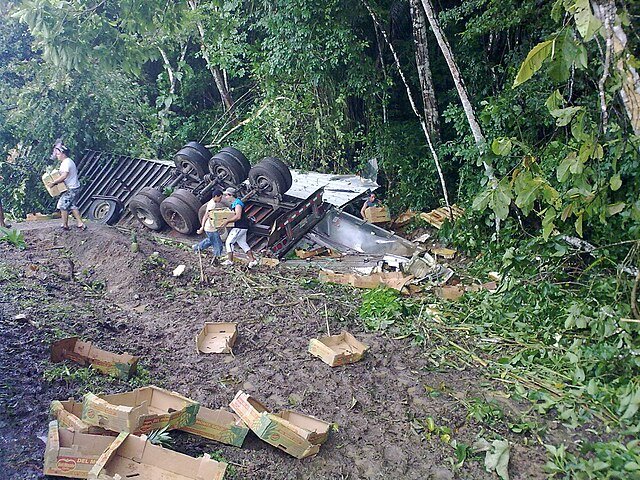 Unfortunately, especially during the wet season, this is a fairly common sight along our Costanera. c/o MadriCR, wikicommons. 