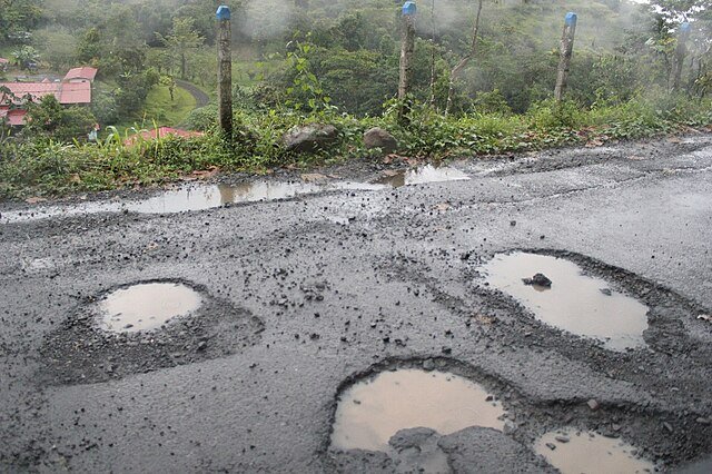How deep is that pothole - 5cm or 50cm? c/o MadriCR, wikicommons.