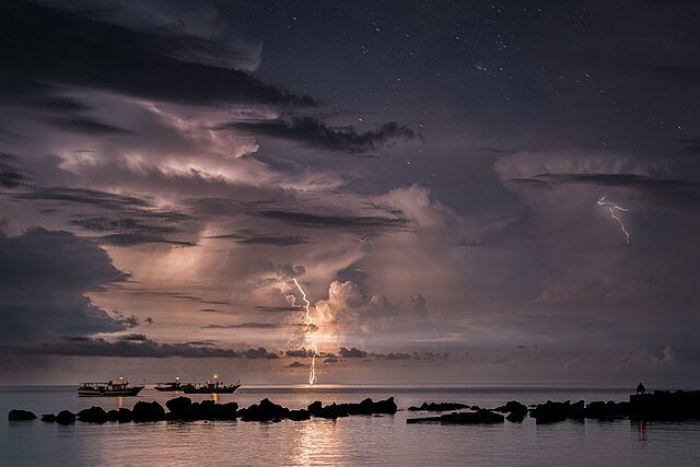 Beautiful but deadly - a giant spark from the sky. c/o Atef Ouni, wikicommons.
