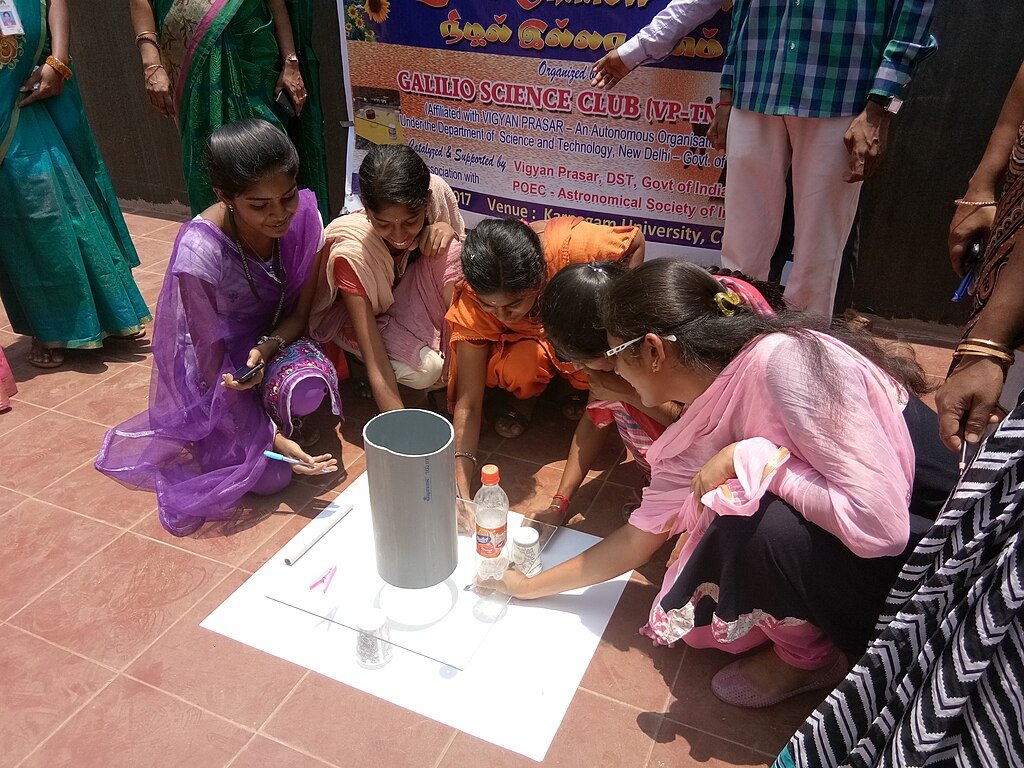 Students in India conduction experiments during Zero Shadow Day. c/o TNSC SHANMU VPM, wikicommons.