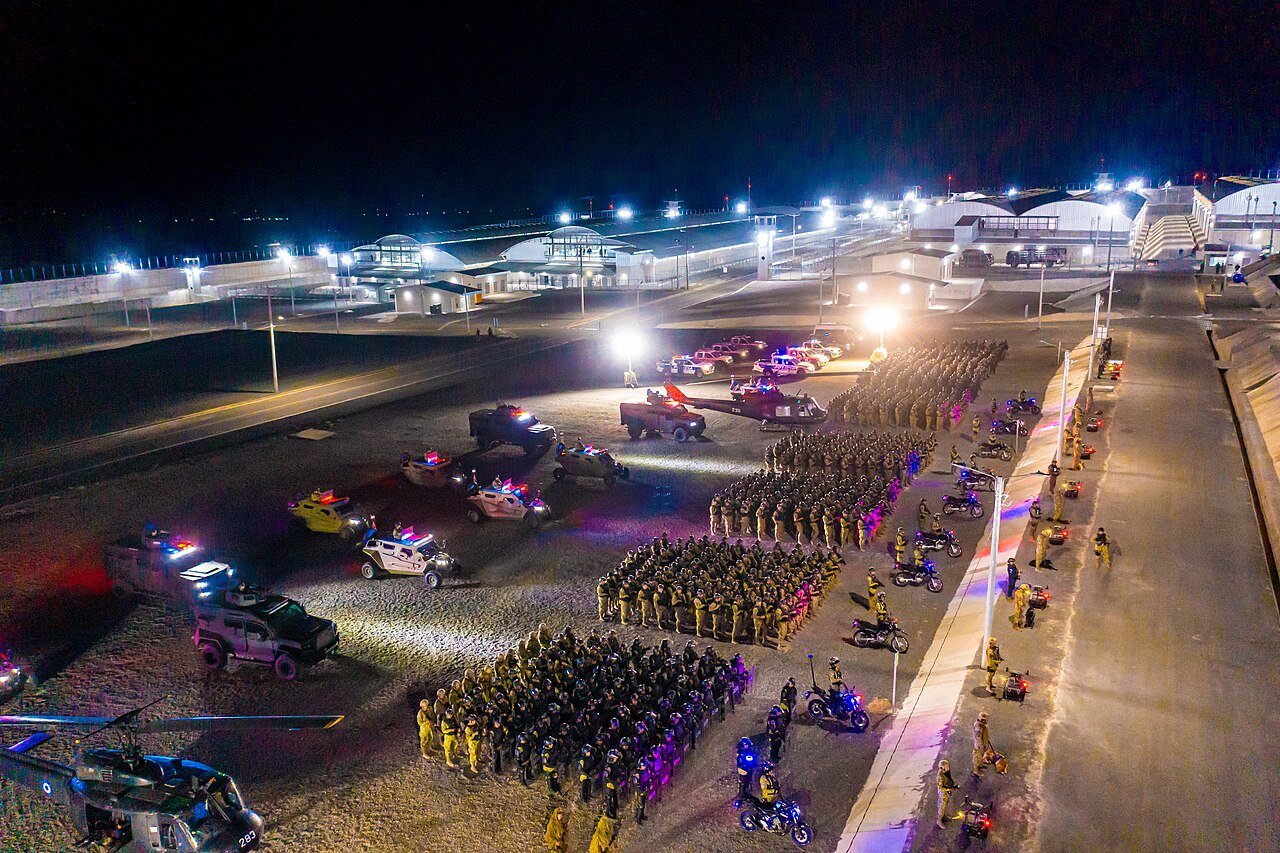 CECOT prison with military staff. c/o Casa Presidencial , wikicommons.