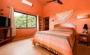 4_principal bed & bath_1