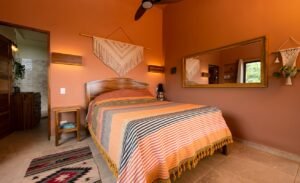 4_principal bed & bath_2