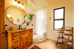 4_principal bed & bath_3