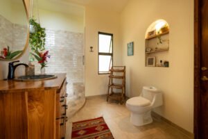 4_principal bed & bath_4