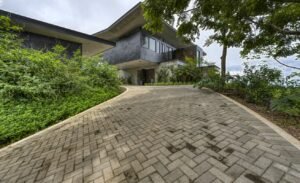 costa-rica-home-modern-driveway