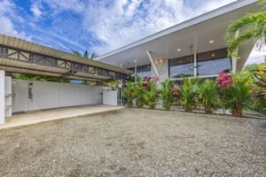 Elegant Tropical Home 5 Minutes from Marino National Park – 19355601(74)