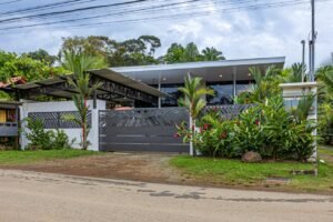 Elegant Tropical Home 5 Minutes from Marino National Park – 19355601(84)
