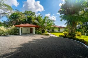 Villa Allamanda – Private Mountain Oasis with Ocean & Jungle Views in Tres Ríos (12)