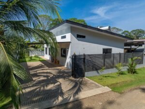 3 Bedrooms Newly Built Modern Home, With Pool & Privacy, Only 4min to the Beach!!!_38 (16)