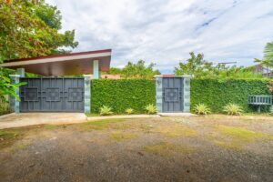 Villa Esmeralda Uvita House with Pool, Large Lot & Walkable Location – 201221 (1)
