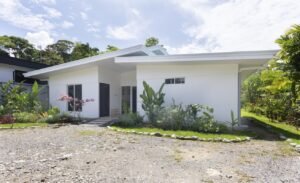 4-Bedroom Home in Uvita Near Whale’s Tail Beach Pool & Land (3)